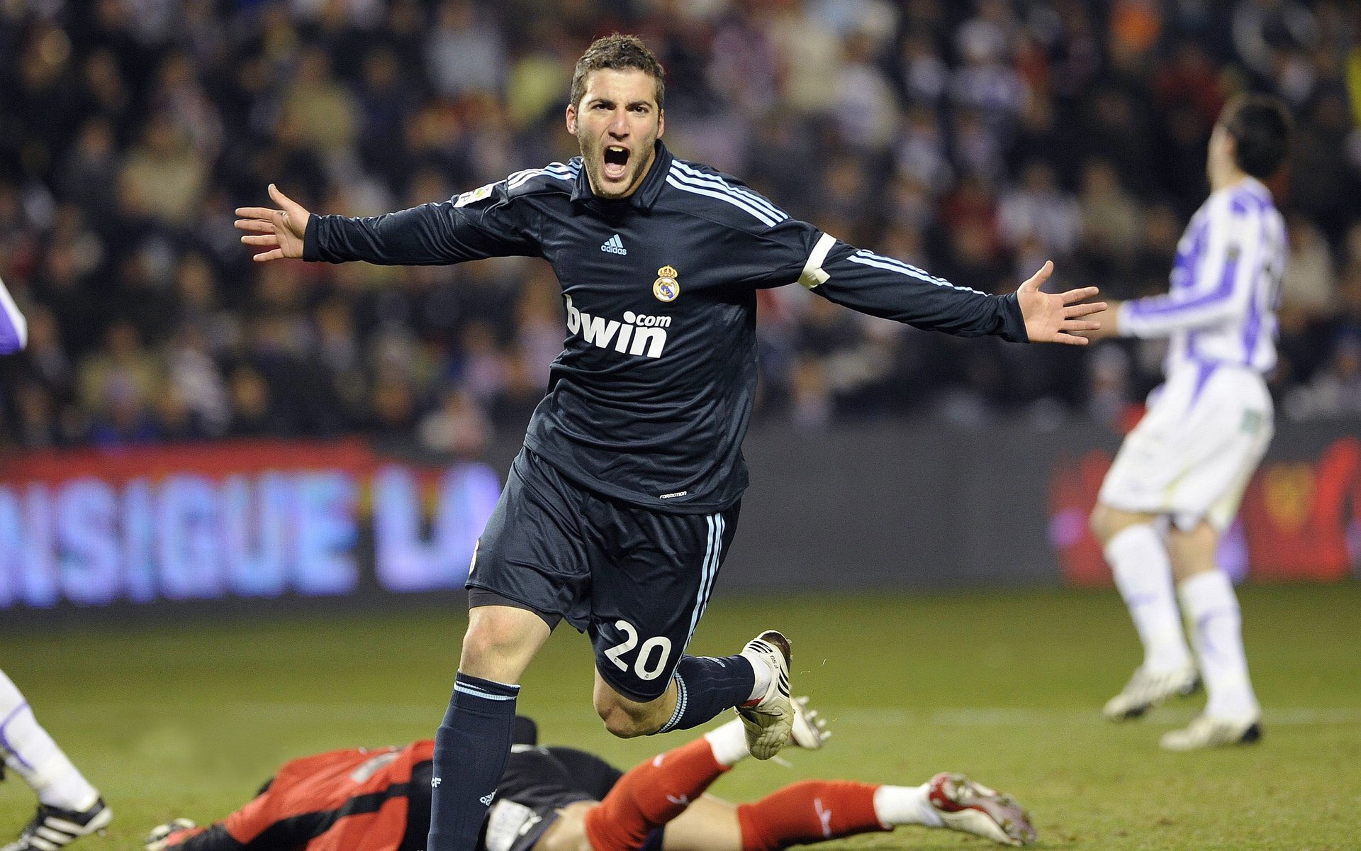 意大利骑手吉尔·托马斯在2024年国际马术联合会障碍赛世界巡回赛中获得个人第六名，表现出色。