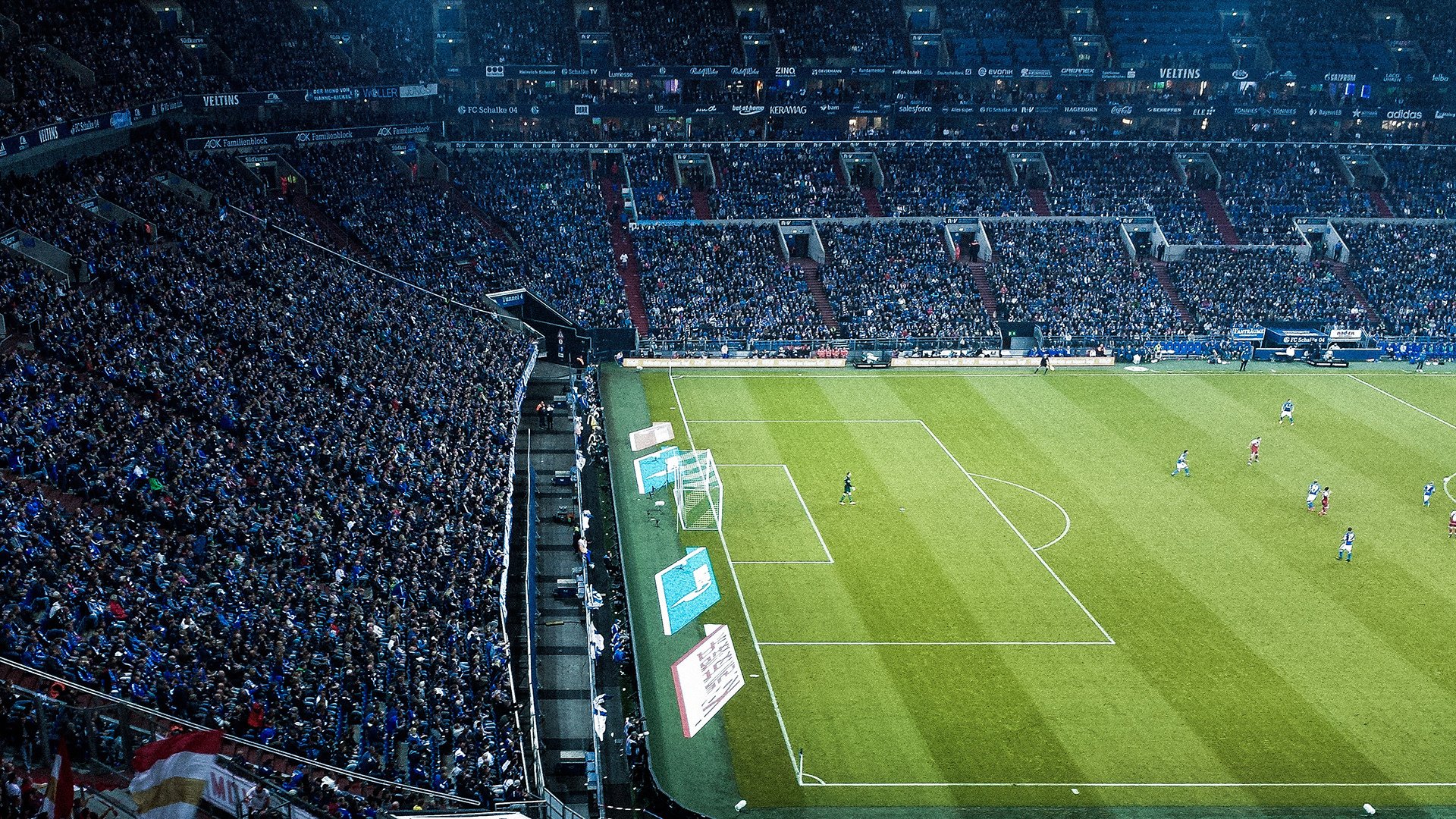 青春足球训练营吸引大量青少年热情参与,青年足球训练计划方案